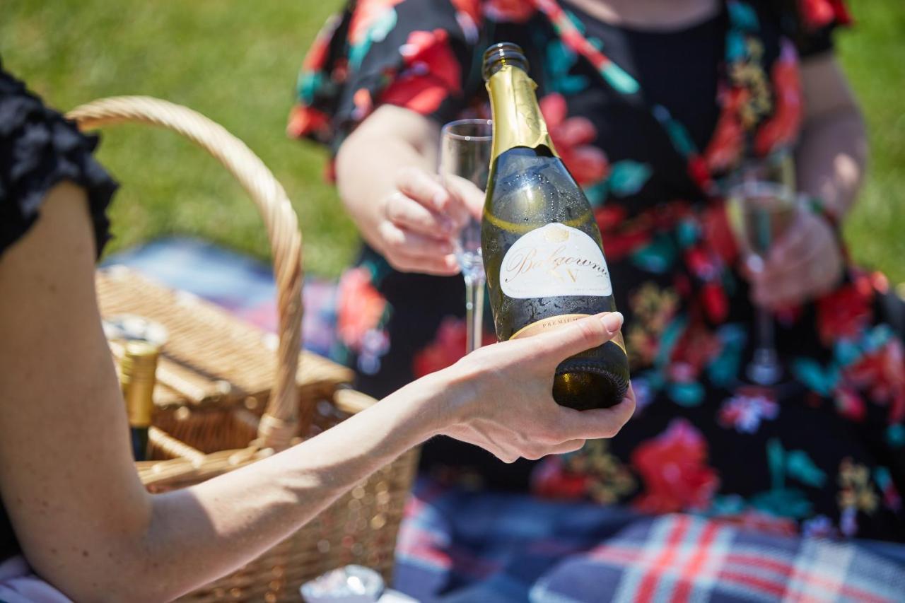 Balgownie Estate Yarra Valley Yarra Glen Eksteriør bilde A bottle of champagne