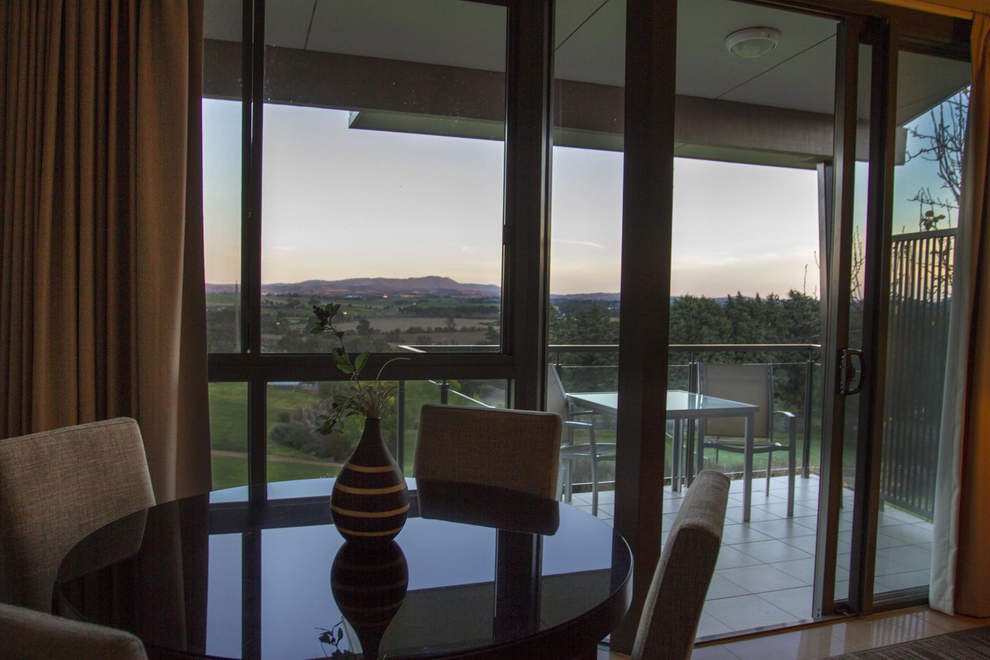 Balgownie Estate Yarra Valley Yarra Glen Eksteriør bilde A view of the Gold Coast hinterland from a resort apartment